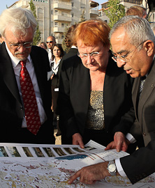 Prime Minister Sala Fayyad shows President Halonen and Dr Arajärvi the location of the colonies on the map. Copyright © Office of the President of the Republic of Finland
